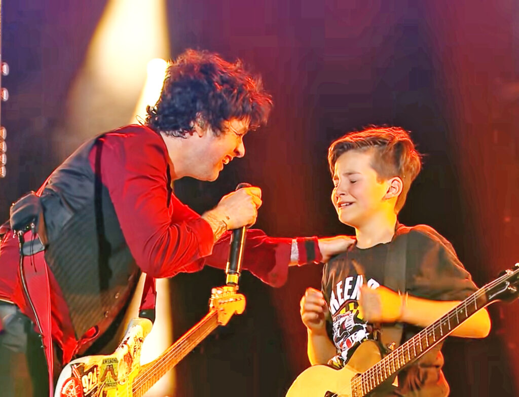 green-day-jams-with-11-year-old-boy-onstage-and-gives-him-free-guitar