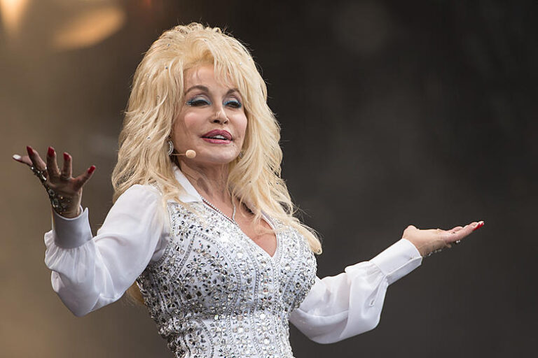 “I’m On Drugs,” Says Dolly Parton in Hilarious Moment About Her Work Ethic